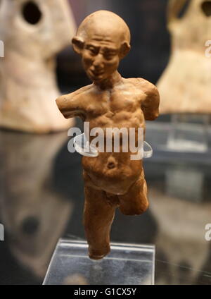 Figura in terracotta di un grotesquely deformato e ritorto l'uomo. Datato I secolo A.C. Foto Stock