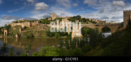 Vista panoramica Puente de San Martin ponte sopra il fiume Tago, Rio Tajo, Toledo, Castilla-la Mancha, in Spagna, Foto Stock