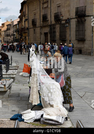 Le donne la vendita di pizzi in Segovia Spagna Foto Stock