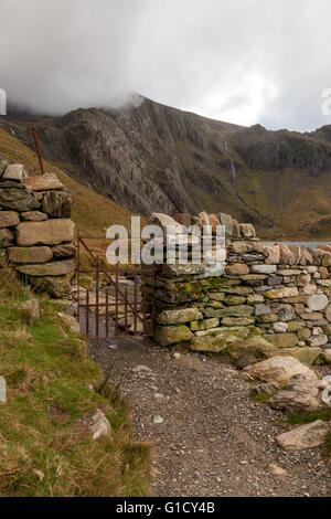 Percorso e il cancello che conduce al Cwm Idwal e Twll Du o i diavoli cucina con il Devil's appendice le più alte cascate nel Galles Foto Stock