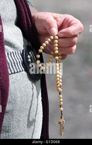 Intagliati a mano Cattolica Romana i grani del rosario. Donna che prega il mistero del santo Rosario. La Roche sur Foron. La Francia. Foto Stock