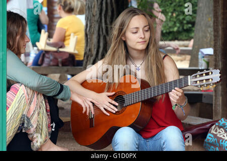 Taize comunità ecumenica. Canzone pratica. Taize. La Francia. Foto Stock