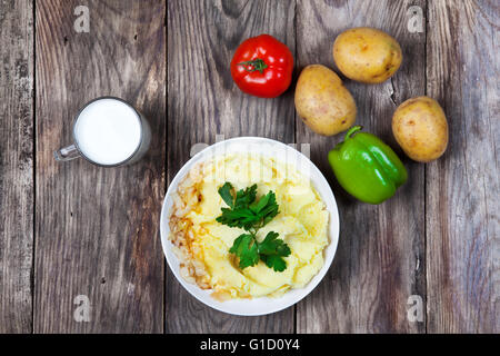 Purea di patate bollite con erbe aromatiche. latte e verdure Foto Stock