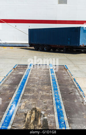 White nave da carico ormeggiata nel porto di Barcellona con contenitori parcheggiato pronto per la spedizione in Barcellona, in Catalogna, Spagna Foto Stock