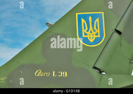 Vasilkov, Ucraina - 19 Giugno 2010: Ucraina Air Force segni sulla pinna di coda di un aeromobile di addestramento Aero L-39 Albatros Foto Stock