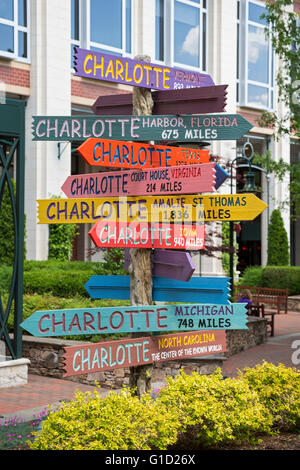 Charlotte, North Carolina - Segni in un parco uptown punto per altre città di nome Charlotte. Foto Stock