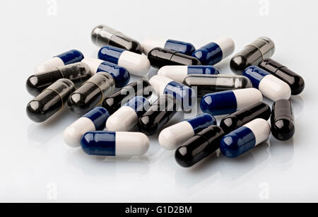 Vari medici capsula dosaggio nero e blu Foto Stock