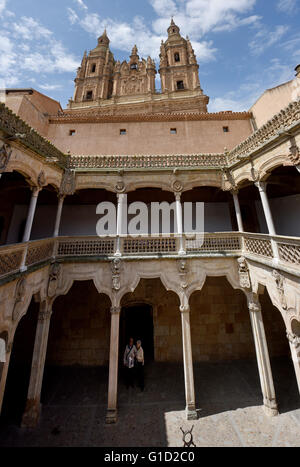 Casa de las Conchas cortile e la Pontificia Università di Salamanca Castiglia e Leon Spagna Foto Stock