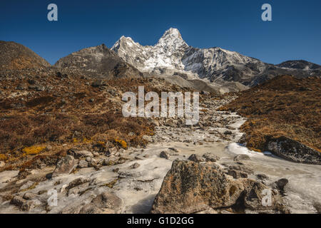 Frozen River che conduce all'Ama Dablam Base Camp in Nepal Foto Stock