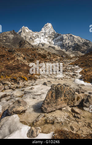 Frozen River che conduce all'Ama Dablam Base Camp in Nepal Foto Stock