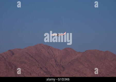 Un aereo della Nordwind Airlines un russo compagnia di voli charter volare sopra le montagne vicino la città di Aqaba alla punta nord del Mar Rosso sul golfo di Aqaba Foto Stock