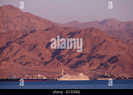 Una nave da crociera di lusso gestita da Regent Seven Seas Cruises ormeggiata al porto di Aqaba, l'unica città costiera della Giordania sulla punta settentrionale del Mar Rosso sul Golfo di Aqaba Foto Stock