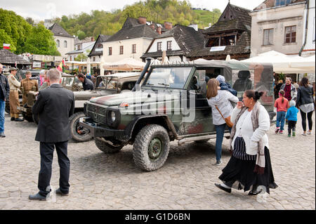 Donna gitana e Rally VI veicoli militari dalla II guerra mondiale in Kazimierz Dolny, esercito antichi Willys auto manifestazione presso la piazza del mercato Foto Stock