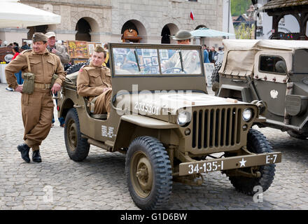 Soldati reenactors al Rally VI veicoli militari dalla II guerra mondiale in Kazimierz Dolny, Polonia, esercito antichi Willys auto evento. Foto Stock