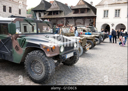 Willys in linea al Rally VI veicoli militari dalla II guerra mondiale in Kazimierz Dolny, esercito di antiquariato auto manifestazione presso la piazza del mercato. Foto Stock