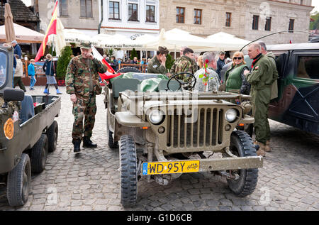 Soldati e Willys al Rally VI veicoli militari dalla II guerra mondiale in Kazimierz Dolny, esercito di antiquariato auto manifestazione presso il Market Sq Foto Stock