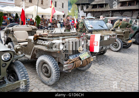 Willys carrelli al Rally VI veicoli militari dalla II guerra mondiale in Kazimierz Dolny, esercito di antiquariato auto manifestazione presso la piazza del mercato. Foto Stock