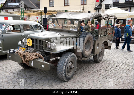 Esercito Willys Rally VI veicoli militari dalla II guerra mondiale in Kazimierz Dolny, auto d'epoca evento presso la piazza del mercato, Polonia. Foto Stock