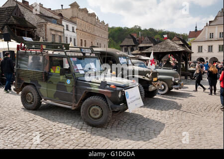 Willys spettacolo al Rally VI veicoli militari dalla II guerra mondiale in Kazimierz Dolny, esercito di antiquariato auto manifestazione presso la piazza del mercato. Foto Stock