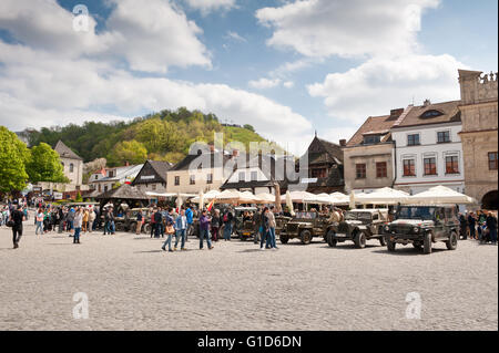 Rally VI veicoli militari dalla II guerra mondiale in Kazimierz Dolny presso la piazza del mercato, Polonia, Europa, vi Zlot samochodow... Foto Stock