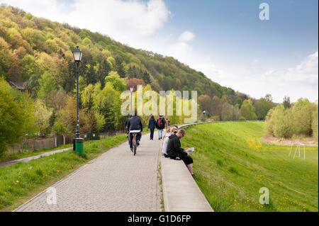 Tempo libero sui viali di Kazimierz Dolny dal fiume Vistola, Polonia, Europa, promenade paesaggio nella stagione primavera... Foto Stock