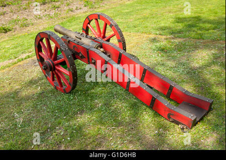 Red cannon a svedesi la rievocazione di invasione picnic in Janowiec Castello, piccola pistola a assalto svedese improvvisazione spettacolo storico. Foto Stock