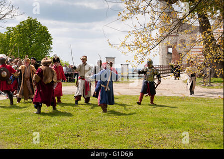 Assalto svedese improvvisazione nel castello Janowiec, evento della storica battaglia rievocazione storica a Majowka z Kmicicem mostrano, Polonia. Foto Stock