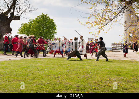 Battaglia storica rievocazione storica in castello Janowiec, svedese assault improvvisazione evento presso Majowka z Kmicicem mostrano, Svedesi attacco. Foto Stock