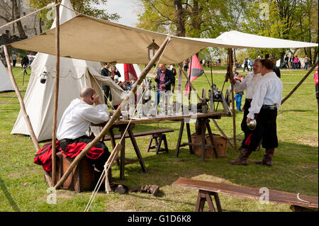 Gli svedesi la rievocazione di invasione picnic nel castello Janowiec, svedese assault improvvisazione evento presso Majowka z Kmicicem Mostra cronologia Foto Stock