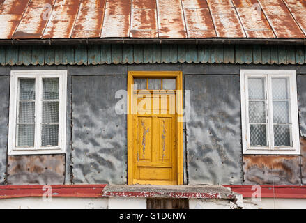 Casa in rovina in Janowiec Village at Lubelska Street, vecchia casa spiovente closeup, la proprietà privata esterno dell'edificio. Foto Stock