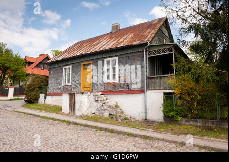 Vecchia casa in Janowiec Village at Lubelska Street, fatiscente vecchia architettura spiovente, proprietà privata esterno dell'edificio. Foto Stock