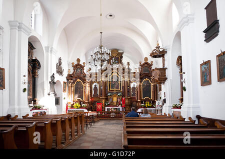 Interno della chiesa con altare e banchi della chiesa dell'Annunciazione e Monastero Francescano, nome polacco Kosciol Zwiastowania... Foto Stock