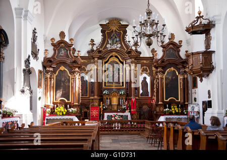 Monastero Francescano chiesa interno con altare e file di banchi in Kazimierz Dolny, Polonia, l'Europa. La Chiesa dell'Annunciazione all'interno. Foto Stock