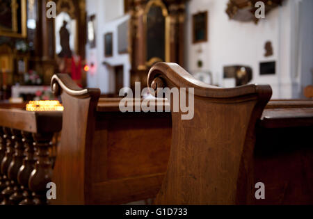 Monastero Francescano banchi dettaglio nella chiesa interno in Kazimierz Dolny, Polonia, l'Europa. La Chiesa dell'Annunciazione all'interno. Foto Stock