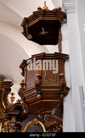 Altare di legno pulpito in chiesa e monastero francescano interno in Kazimierz Dolny, Polonia, l'Europa. La Chiesa dell'Annunciazione. Foto Stock