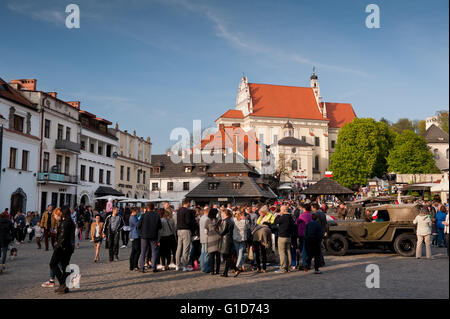 Affollatissima piazza del mercato in Kazimierz Dolny, Polonia, Europa, Chiesa Parrocchiale esterno dell'edificio, vista dalla vecchia piazza del mercato. Foto Stock