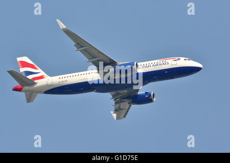 British Airways Airbus A320-232(WL) G-EUYP uscire all'aeroporto di Heathrow, Londra Foto Stock