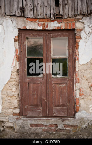 Casa abbandonati porte in legno Kazimierz Dolny, Polonia, Europa, sconsolato proprietà privata esterno, edificio fatiscente all'aperto. Foto Stock