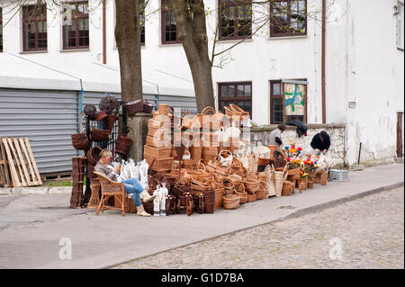 Cestini di vimini stallholder al bazaar di Kazimierz Dolny, Polonia, Europa, bohemian turistico destinazione di viaggi ed escursioni turistiche. Foto Stock