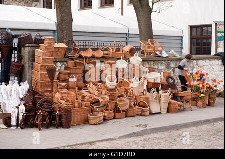 Cestini di vimini in stallo al bazaar di Kazimierz Dolny, Polonia, Europa, bohemian viaggio turistico destinazione, luoghi di interesse turistico. Foto Stock