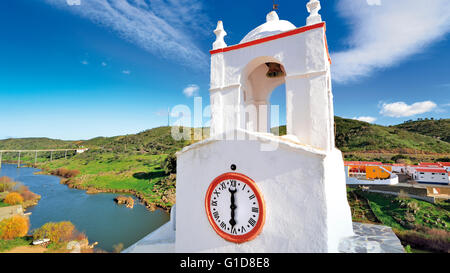 Portogallo Alentejo: medievale torre dell orologio e vista sul fiume Guadiana in Mértola Foto Stock