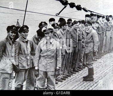 L'equipaggio di un U-barca dopo la sconfitta della Francia. Foto Stock