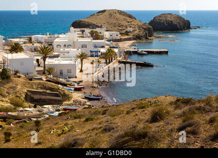 Piccolo villaggio di pescatori di Isleta del Moro, Parco Naturale Cabo de Gata, Almeria, Spagna Foto Stock