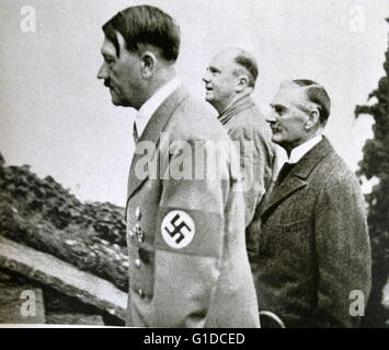 Stampa fotografica di Adolf Hitler (1889-1945) un politico tedesco che è stato il leader del partito nazista, Cancelliere della Germania e il Führer della Germania nazista, Joachim von Ribbentrop (1893-1946) la presenza di un ministro degli Esteri della Germania nazista e Neville Chamberlain (1869-1940) un conservatore britannico politico e Primo Ministro del Regno Unito. In data xx secolo Foto Stock