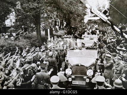 Stampa fotografica di Adolf Hitler (1889-1945) un politico tedesco, leader del partito nazista, Cancelliere della Germania e il Führer della Germania nazista, guidando attraverso la folla in Luhe-Wildenau, Baviera. In data xx secolo Foto Stock