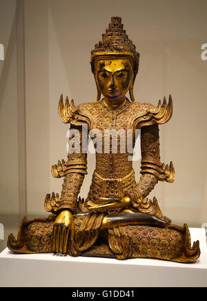 Ha incoronato la statua di Buddha del XIX secolo in legno dorato (birmano Birmania (Myanmar) Foto Stock