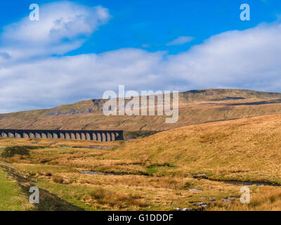 Ribblehead Railway Viaduct, Ribblehead, North Yorkshire, guardando da est, con Whernside sullo sfondo Foto Stock