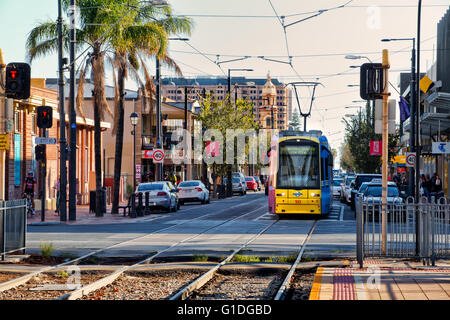 Un tram in Adelaide sobborgo di Glenelg. Foto Stock