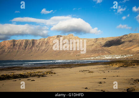 Nel tardo pomeriggio luce sulla spiaggia e scogliere La Caleta de Famara, Lanzarote, Isole canarie, Spagna Foto Stock