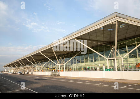 Esterno dell edificio terminal London Stansted Airport, Essex, Inghilterra, Regno Unito Foto Stock